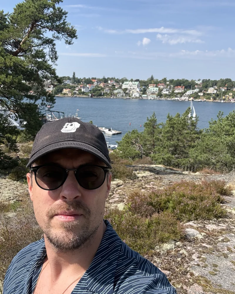 Daniel Masajada på en klippa vid vattnet en sommardag